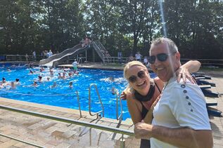 Bernd Carl und Denise Hüllen mit den SchülerInnen im Freibad Lichtenau