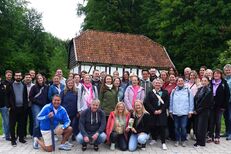 Das Kollegium der Realschule Lichtenau in Detmold vor historischer Kulisse