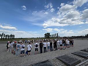 Vergrößert das Bild: "/realschule-wAssets/img/Studienfahrt-Auschwitz-Krakau-2026/Auschwitz1_2026.jpeg"