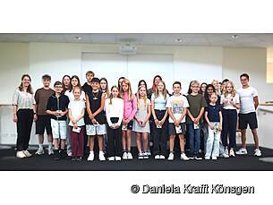 Vergrößert das Bild: "Die SchülerInnen mit den besten Zeugnissen ihrer Klasse"
