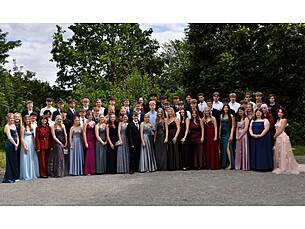 Vergrößert das Bild: "/realschule-wAssets/img/Zeugnisse-Klasse-10-2026/RSL_10_Zeugnis_2026.jpeg"