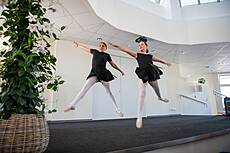 Vergrößert das Bild: "/realschule-wAssets/img/aktuelles/Abschlussabend-10er-2025/1_Ballett_6er.jpg"