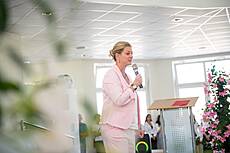 Vergrößert das Bild: "/realschule-wAssets/img/aktuelles/Abschlussabend-10er-2025/2_Rede_Andrea.jpg"