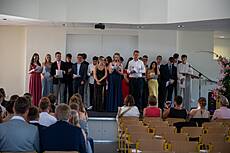 Vergrößert das Bild: "/realschule-wAssets/img/aktuelles/Abschlussabend-10er-2025/5_Gedicht_10b.jpg"
