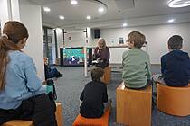 Vergrößert das Bild: "/realschule-wAssets/img/aktuelles/Autorinnenlesung-2026/3_Autorinnenlesung_Koensgen.JPG"