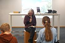 Vergrößert das Bild: "/realschule-wAssets/img/aktuelles/Autorinnenlesung-2026/4_Autorinnenlesung_Koensgen.JPG"