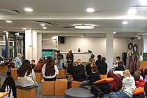 Vergrößert das Bild: "/realschule-wAssets/img/aktuelles/Autorinnenlesung-2026/5_Autorinnenlesung_Koensgen.JPG"