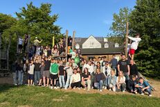 Der Jahrgang 6 strahlt bei bestem Wetter  