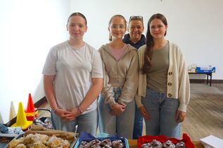 Frau Fuhrmann, Paula, Viktoria und Emma versorgen große und kleine BesucherInnen 