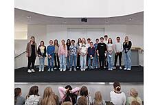 Vergrößert das Bild: "/realschule-wAssets/img/aktuelles/3_Zeugnis.jpg"