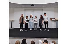 Vergrößert das Bild: "/realschule-wAssets/img/aktuelles/4_Ehrung-Tanzen.jpg"