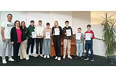 Vergrößert das Bild: "/realschule-wAssets/img/aktuelles/Siegerehrung-Spielfuehrer-Fussballturnier.jpg"