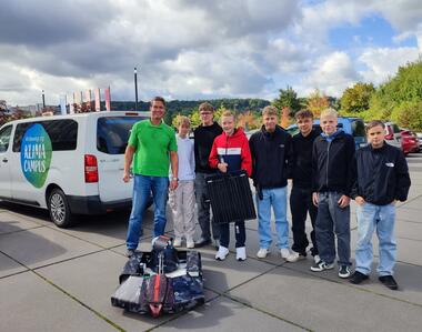 Racing Team Lichtenau (von links; Lehrer Frank Fredersdorf, Jayden Luis Müller, Noel Gepfer, Matteo Fast, Simon Weiß, Leon Oxen, Christian Schwarz, Maxim Schatz)