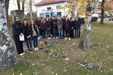 Die Schülerinnen und Schüler beim Gedenken an die Opfer des Nationalsozialismus